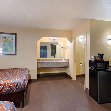 Rodeway Inn & Suites East Новый Орлеан Экстерьер фото